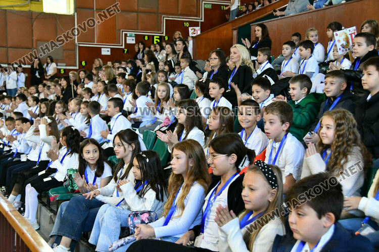 Ученици на ОУ „Христо Смирненски“ положиха клетва, честваха патронен празник и Деня на народните будители