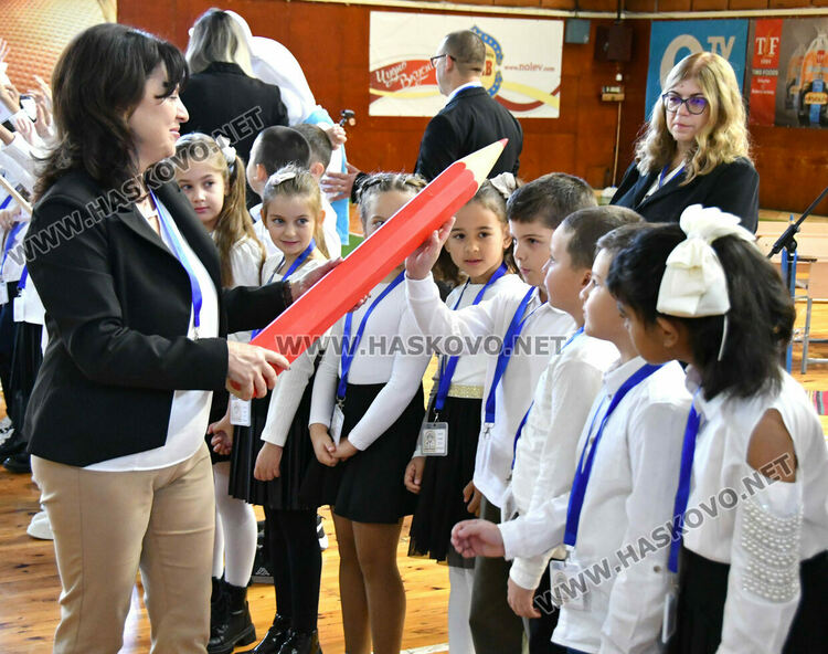Ученици на ОУ „Христо Смирненски“ положиха клетва, честваха патронен празник и Деня на народните будители