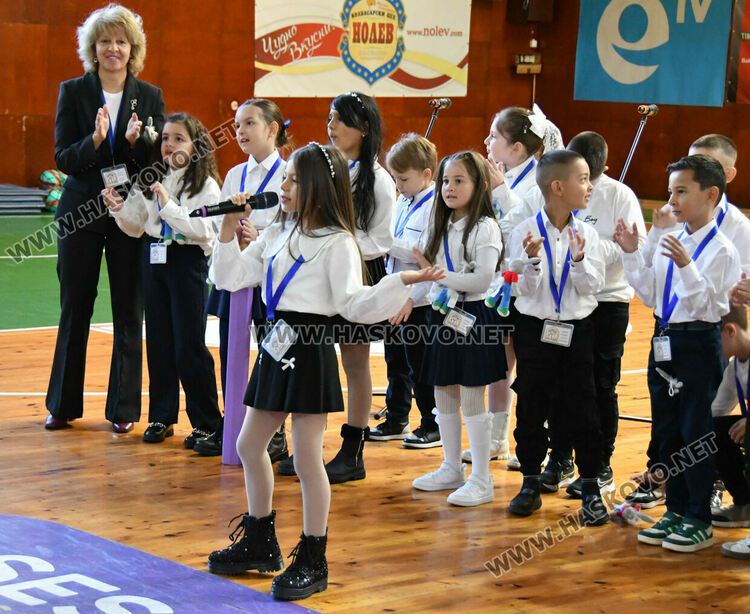 Ученици на ОУ „Христо Смирненски“ положиха клетва, честваха патронен празник и Деня на народните будители