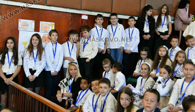Ученици на ОУ „Христо Смирненски“ положиха клетва, честваха патронен празник и Деня на народните будители