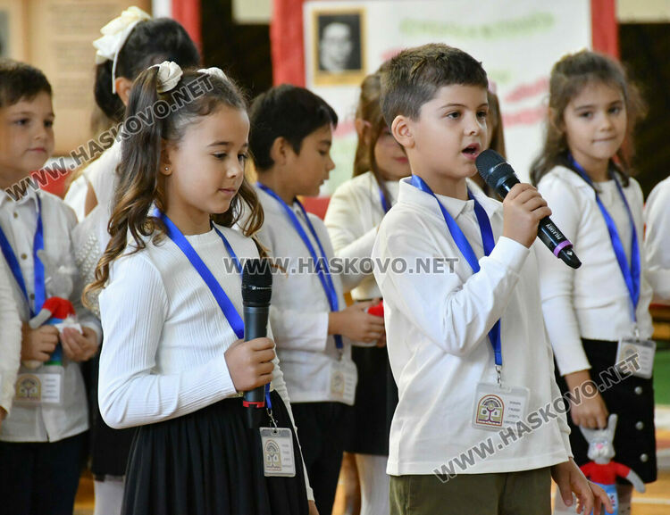 Ученици на ОУ „Христо Смирненски“ положиха клетва, честваха патронен празник и Деня на народните будители