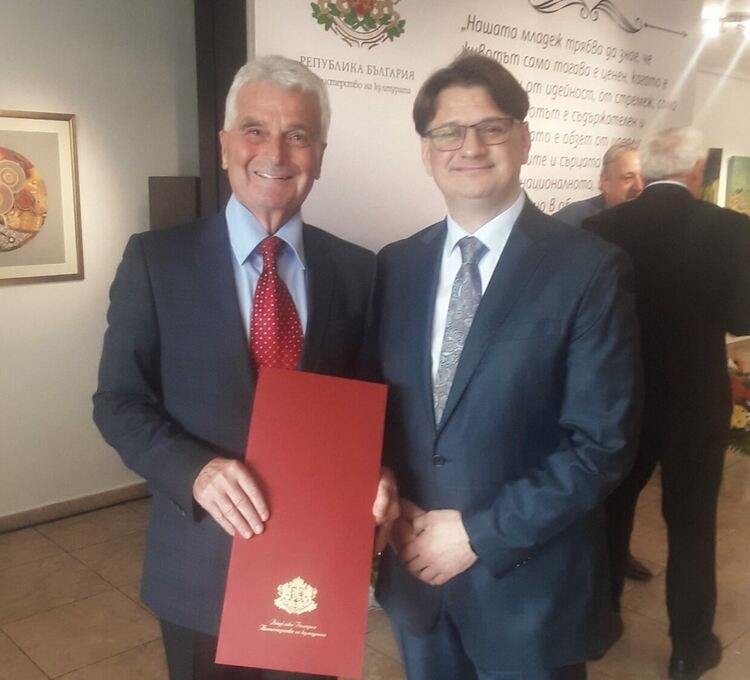 Кирил Сарджев приема наградите от името на ансамбъл „Китна Тракия“