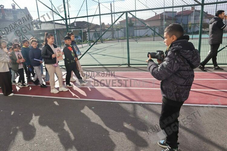 В ОУ“П.Яворов“ почетоха с импровизирано факелно шествие народните будители