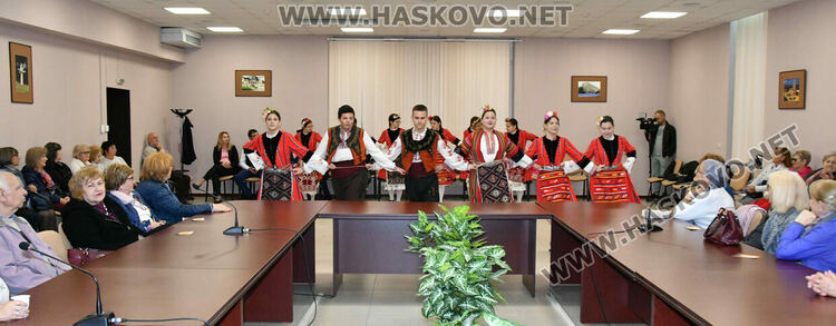 Тракийци срещнаха учители, писатели и поети в навечерието на Деня на будителите