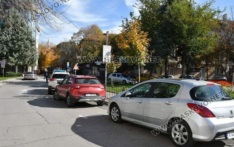 От 1 ноември паркирането в Хасково става 2 лева на час, обновяват табелите