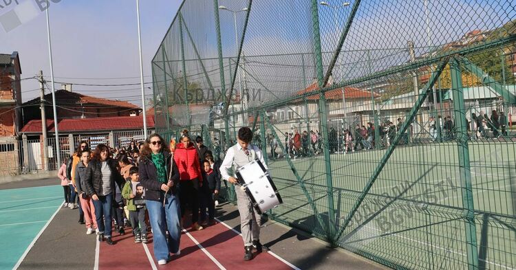 В ОУ“П.Яворов“ почетоха с импровизирано факелно шествие народните будители