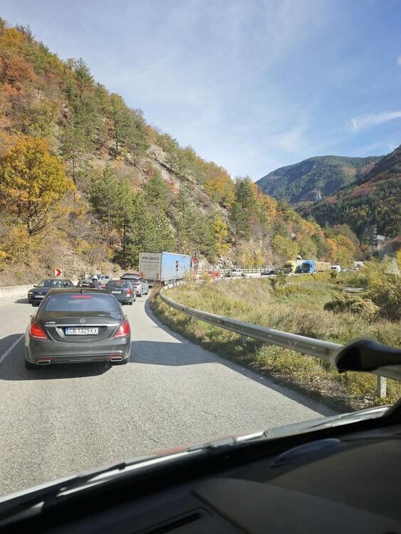 Двама мъже загинаха при тежки катастрофи в Родопите в рамките на един час днес – край село Хвойна и по пътя Неделино – Бял извор.