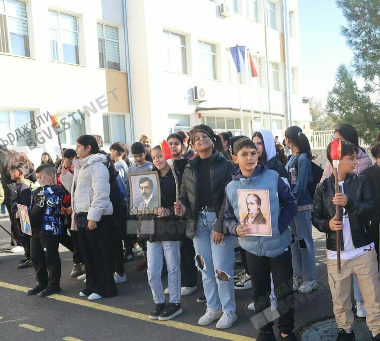 В ОУ“П.Яворов“ почетоха с импровизирано факелно шествие народните будители