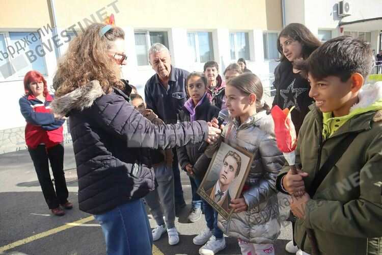 В ОУ“П.Яворов“ почетоха с импровизирано факелно шествие народните будители