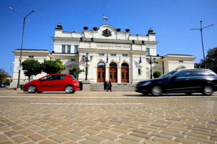 Историческата сграда на народното събрание плаче за ремонт, но такъв така и не започва.