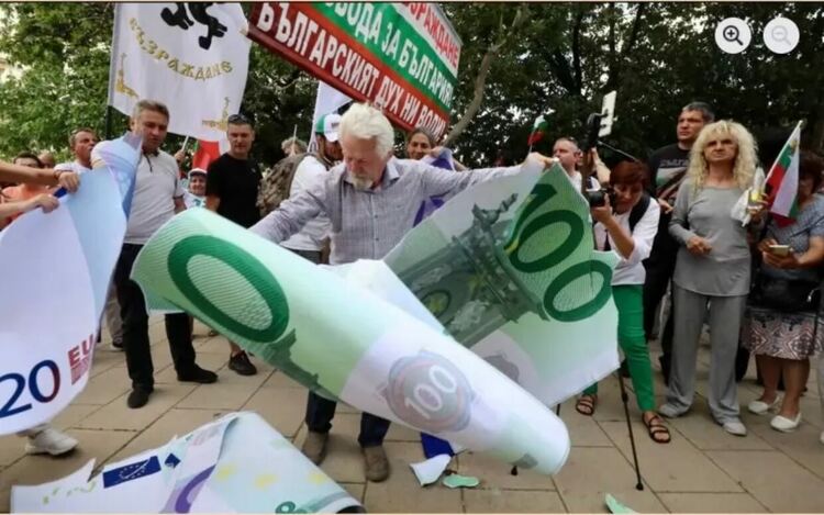 Докато противниците на еврото от години се опитват да демонизират еврото с лъжи, манипулации и „пърформанси“, държавата стартира фатално късно разяснителната кампания, която освен закъсняла е и доста вяла и неубедителна.