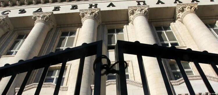 По-малко от една трета от българите възприемат съдебната система в страната за независима.