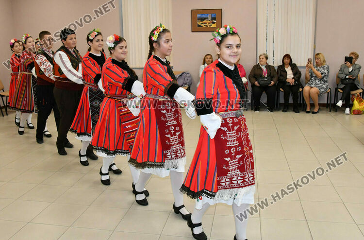 Тракийци срещнаха учители, писатели и поети в навечерието на Деня на будителите