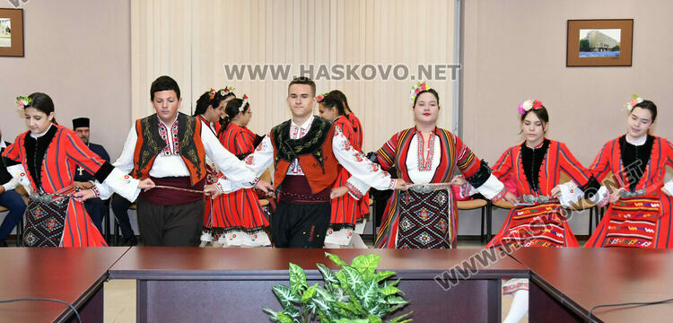 Тракийци срещнаха учители, писатели и поети в навечерието на Деня на будителите