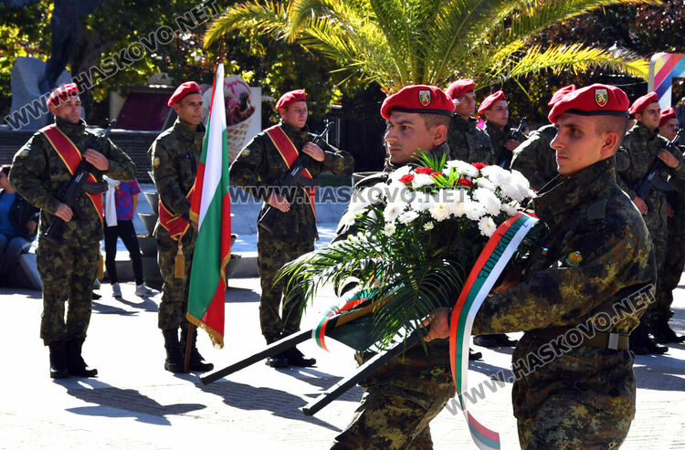 Заупокойна молитва за загиналите воини отслужиха пред паметника на Незнайния воин