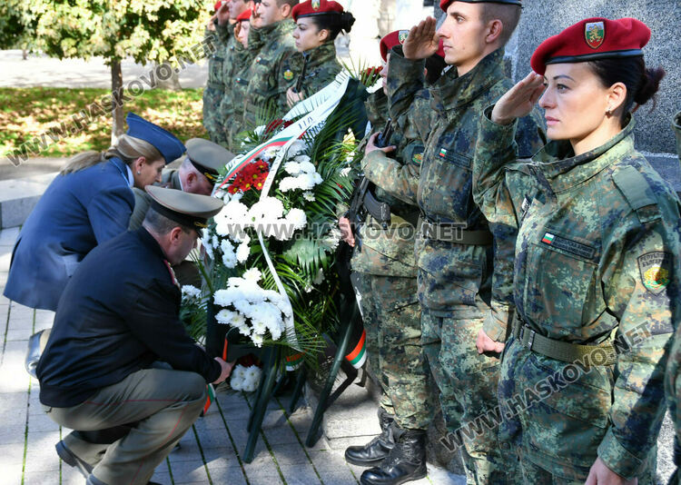 Заупокойна молитва за загиналите воини отслужиха пред паметника на Незнайния воин