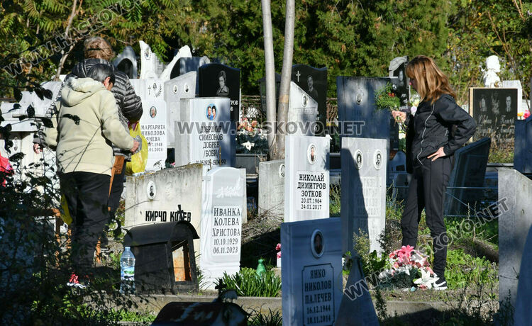 Архангелова задушница е! Почитаме паметта на мъртвите си близки