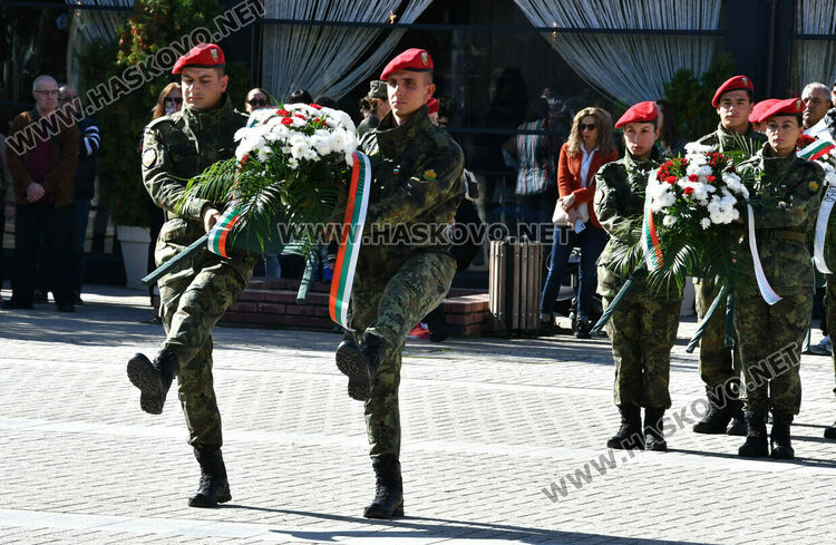 Заупокойна молитва за загиналите воини отслужиха пред паметника на Незнайния воин