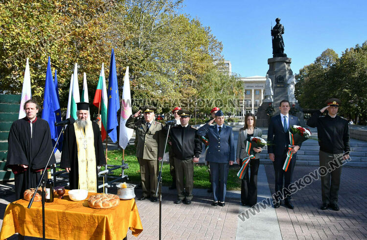 Заупокойна молитва за загиналите воини отслужиха пред паметника на Незнайния воин