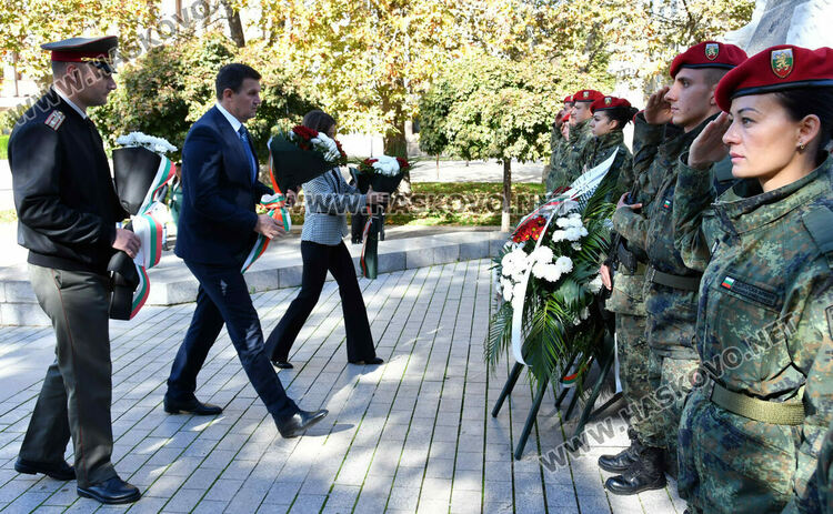 Заупокойна молитва за загиналите воини отслужиха пред паметника на Незнайния воин