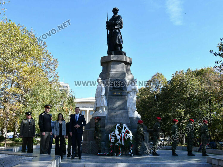 Заупокойна молитва за загиналите воини отслужиха пред паметника на Незнайния воин