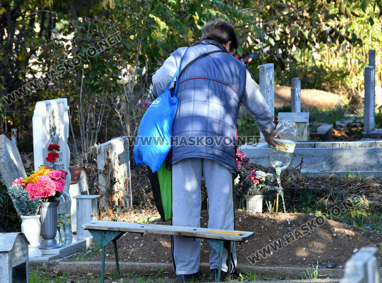 Архангелова задушница е! Почитаме паметта на мъртвите си близки