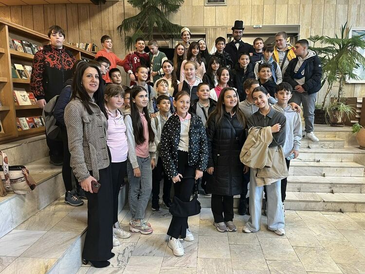 Актьори от родпоския театър "пътешестваха" със 120 деца във времето на будителите