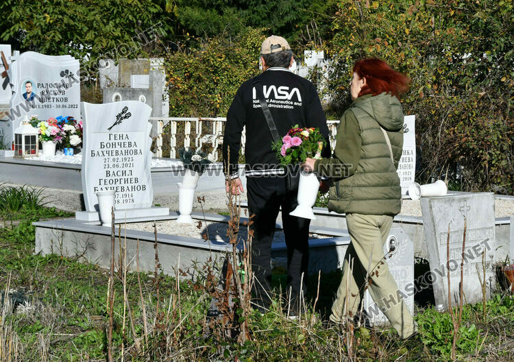 Архангелова задушница е! Почитаме паметта на мъртвите си близки