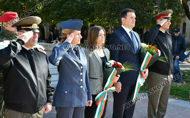 Заупокойна молитва за загиналите воини отслужиха пред паметника на Незнайния воин