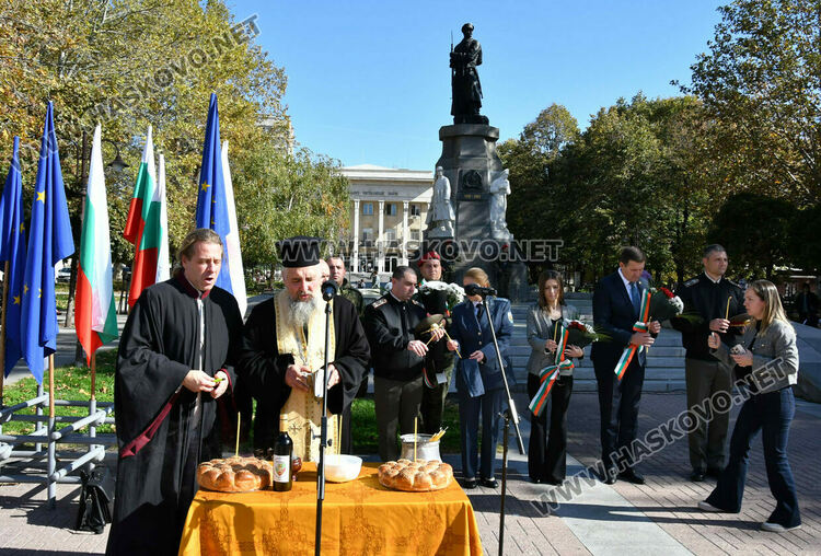 Заупокойна молитва за загиналите воини отслужиха пред паметника на Незнайния воин
