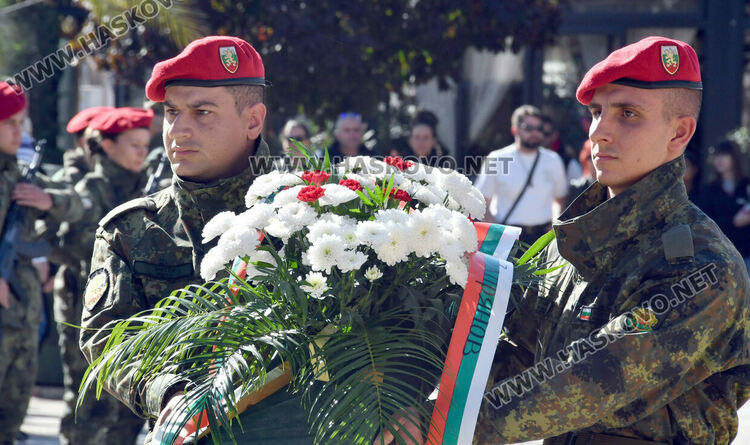 Заупокойна молитва за загиналите воини отслужиха пред паметника на Незнайния воин