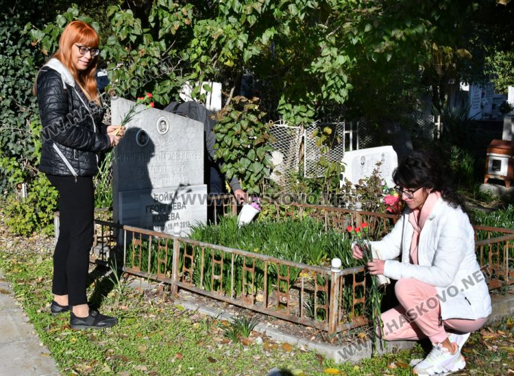 Архангелова задушница е! Почитаме паметта на мъртвите си близки