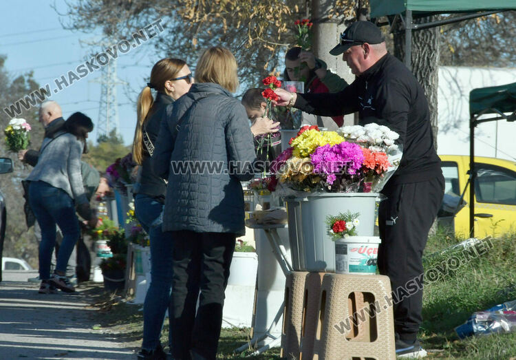 Архангелова задушница е! Почитаме паметта на мъртвите си близки