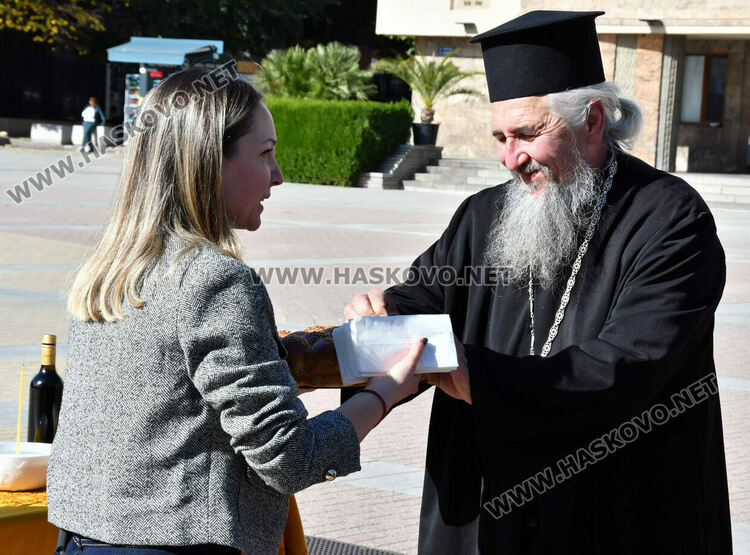 Заупокойна молитва за загиналите воини отслужиха пред паметника на Незнайния воин