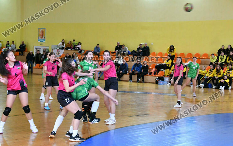 Започнаха срещите от първенството по хандбал за девойки