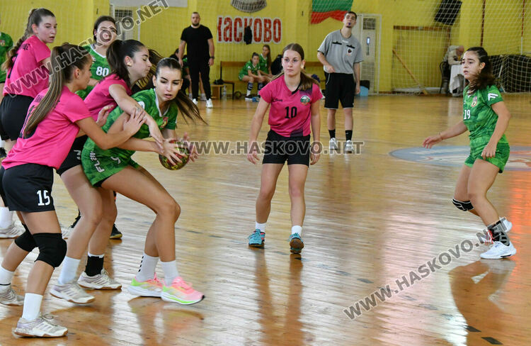 Започнаха срещите от първенството по хандбал за девойки