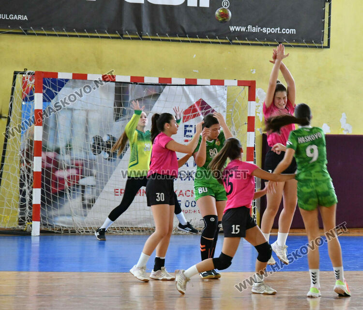 Започнаха срещите от първенството по хандбал за девойки