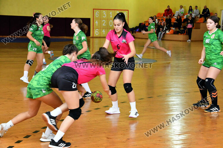 Започнаха срещите от първенството по хандбал за девойки
