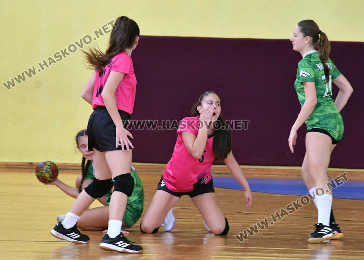 Започнаха срещите от първенството по хандбал за девойки