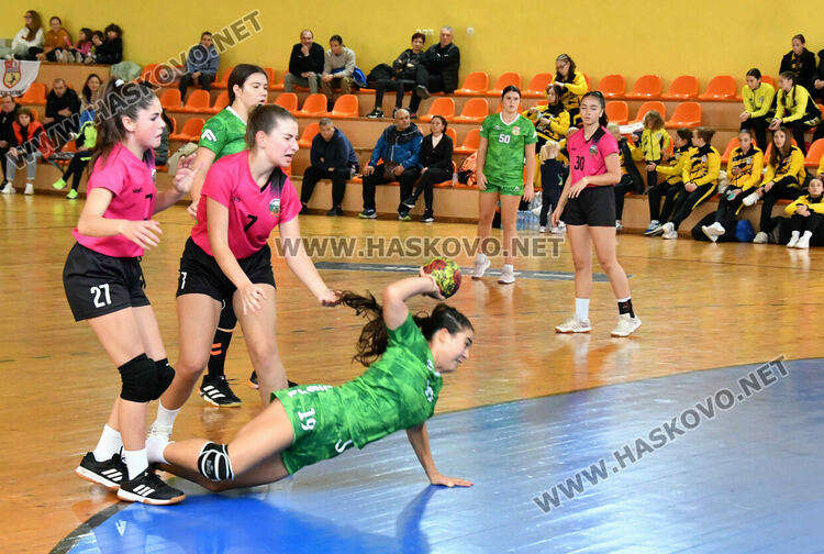 Започнаха срещите от първенството по хандбал за девойки