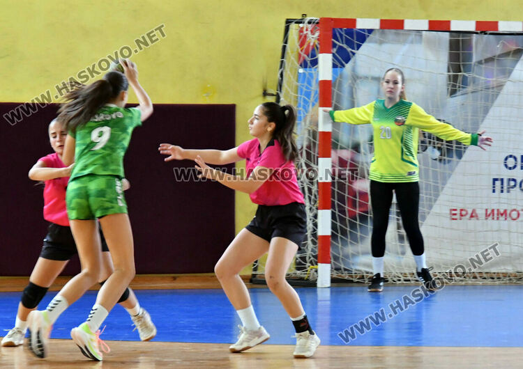 Започнаха срещите от първенството по хандбал за девойки