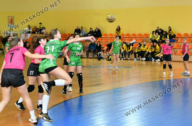 Започнаха срещите от първенството по хандбал за девойки