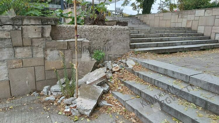 Подпорната стена на Театъра в Кърджали продължава да се руши,Община и директор не могат да се разберат за ремонта