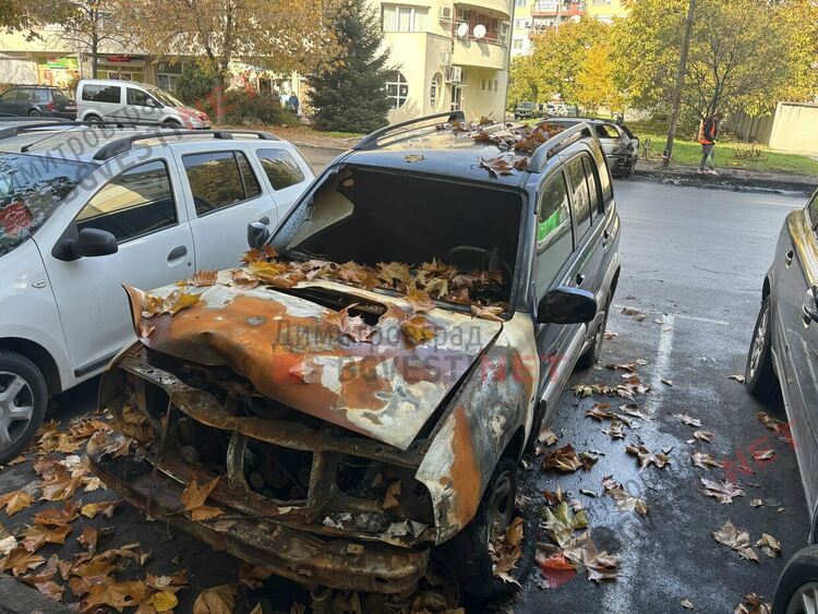 Вероятни серийни палежи на автомобили пред един и същ блок в Димитровград