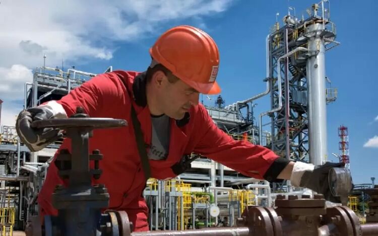 Търси се спешно нов собственик на бургаския нефтохимически комбинат.