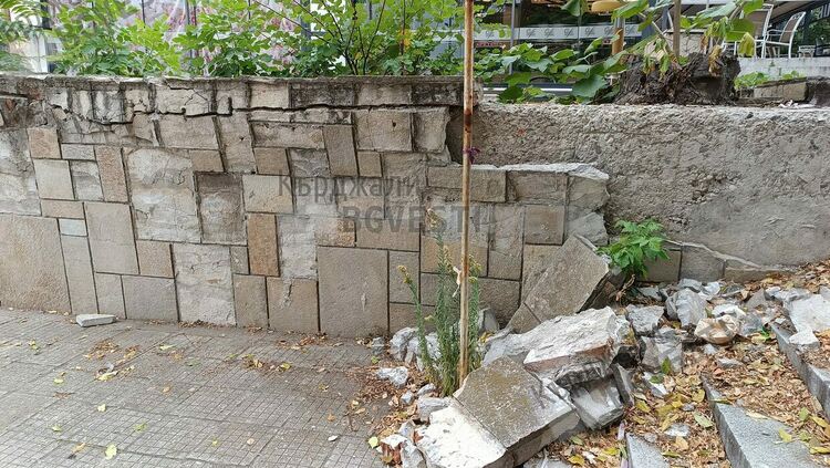 Подпорната стена на Театъра в Кърджали продължава да се руши,Община и директор не могат да се разберат за ремонта