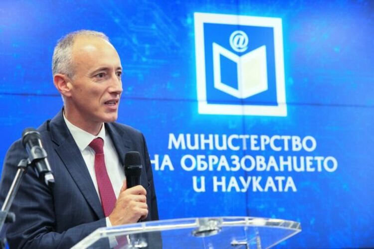 Забраната на телефоните в училище се отлага за януари