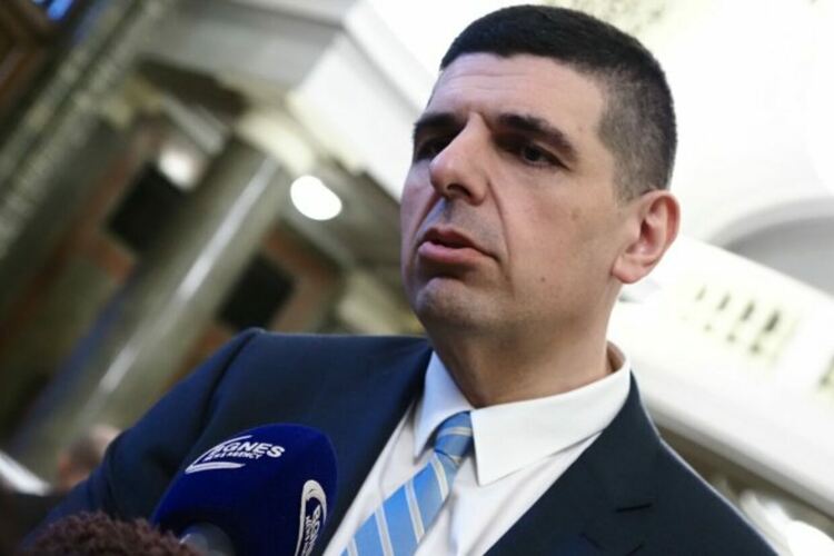 „Пистолет в лицето на бизнеса“. С бюджета прокарват държавно одобрен софтуер за отчитане на продажбите