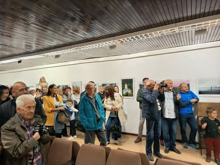 Млади фотографи от Смолян откриха изложба с благотворителна кауза