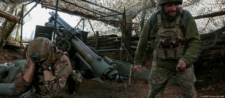 Украински артилеристи стрелят с гаубици по руските позиции край Покровск